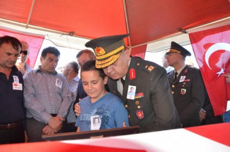 Şehit Emrah Kartal, gözyaşlarıyla toprağa verildi