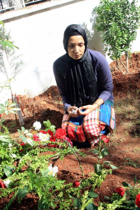 Şehit Engizek'in mezarını ziyaret eden eşi: Ona daha çok bağlanıyorum