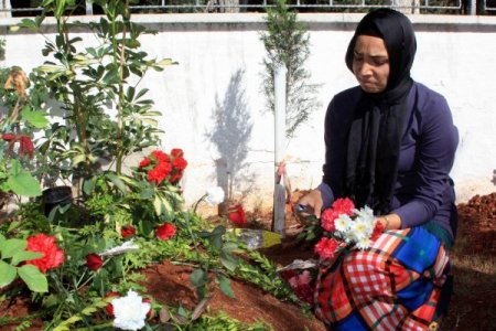 Şehit Engizek'in mezarını ziyaret eden eşi: Ona daha çok bağlanıyorum