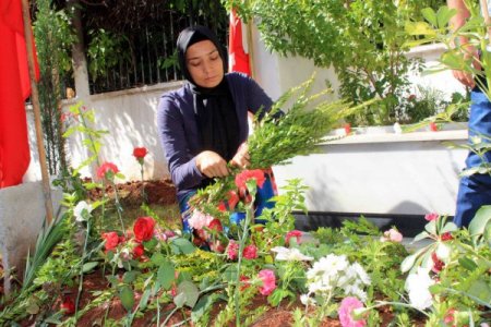 Şehit Engizek'in mezarını ziyaret eden eşi: Ona daha çok bağlanıyorum