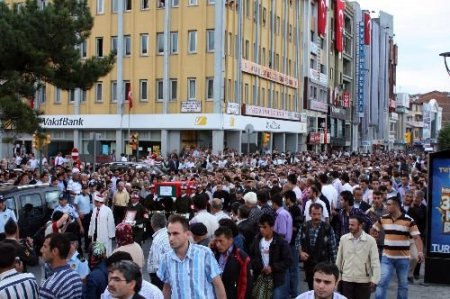 Şehit Er Kapucuoğlu'nun Annesi, Oğlunun Helikopterden İndirilen Cenazesini Asker Selamıyla Karşıladı