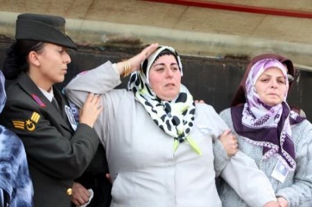 Şehit Er Kapucuoğlu'nun Annesi, Oğlunun Helikopterden İndirilen Cenazesini Asker Selamıyla Karşıladı