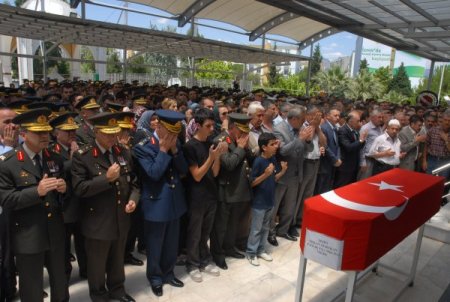 Şehit Eş Ve Baba'ya Asker Selamıyla Uğurlama