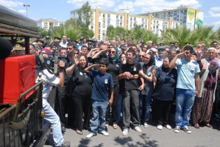 Şehit Eş Ve Baba'ya Asker Selamıyla Uğurlama