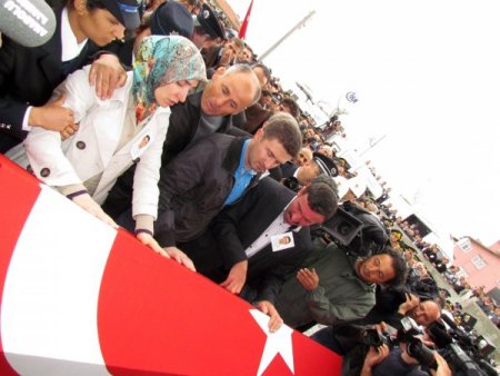 Şehit Eşi: Başım Dik Ağlamayacağım, Onları Sevindirmeyeceğim