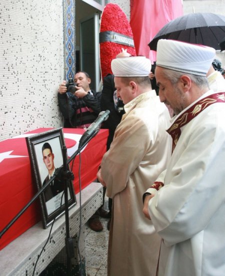 Şehit eşinin beresine sarılarak ağıtlar yaktı