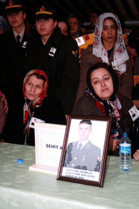 Şehit eşinin beresine sarılarak ağıtlar yaktı