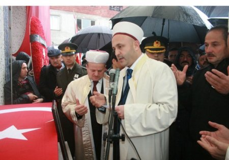 Şehit eşinin beresine sarılarak ağıtlar yaktı