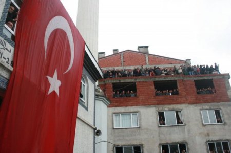 Şehit eşinin beresine sarılarak ağıtlar yaktı