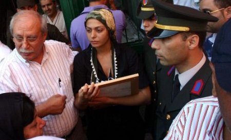 Şehit Eşinin Fotoğrafına Sarılan Genç Kadın Göz Yaşı Döktü