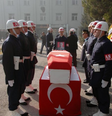 Şehit iki askerin cenazeleri memleketlerine uğurlandı