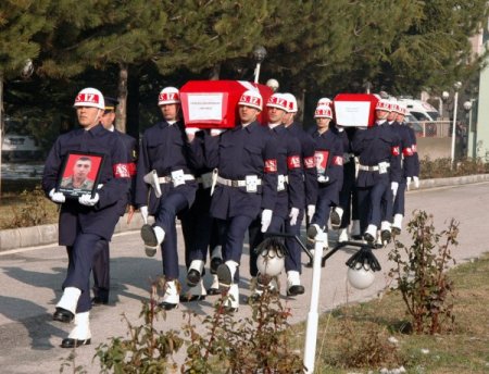 Şehit iki askerin cenazeleri memleketlerine uğurlandı