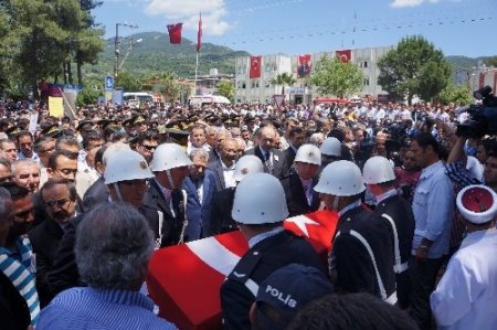 Şehit komiser tekbirlerle son yolculuğuna uğurlandı