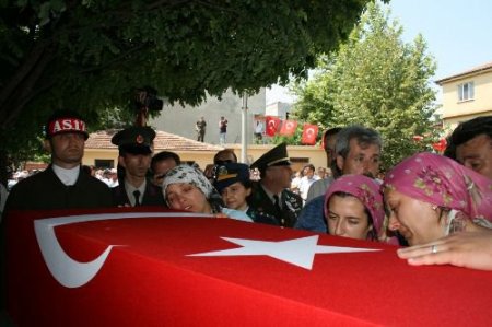 Şehit Mehmetçiğin Annesi: Oğlum Bana Öyle Bakma, Şaka Yaptığını Söyle