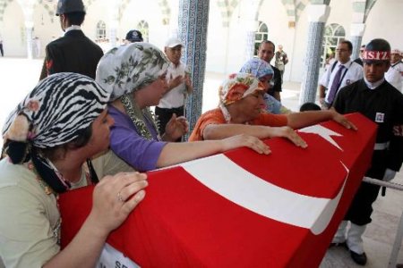 Şehit Oğlunu Asker Selamı İle Uğurladı