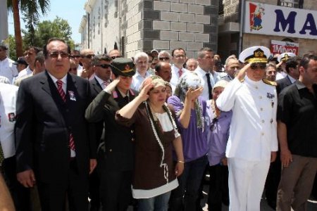 Şehit Oğlunu Asker Selamı İle Uğurladı