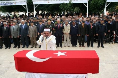 Şehit Oğlunu Asker Selamıyla Uğurladı
