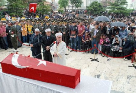 Şehit Pilot Murat Saraç'ın Cenazesi Şiddetli Yağmur Altında Kılındı