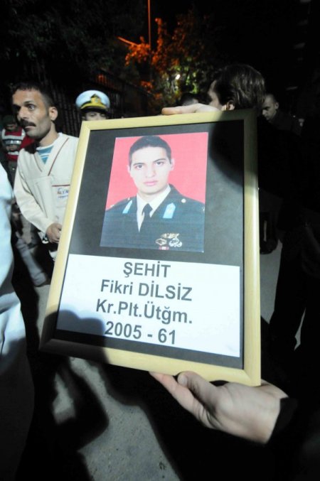 Şehit Pilot Üsteğmen Dilsiz'in Cenazesi Mersin'e Getirildi