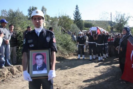 Şehit Polis Gözyaşları Arasında Toprağa Verildi
