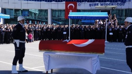 Şehit polis için Emniyet'te tören düzenlendi