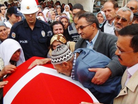 Şehit polis Kılıç, göz yaşları içinde toprağa verildi