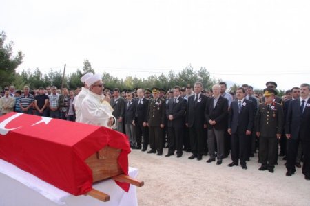 Şehit polis Kılıç, göz yaşları içinde toprağa verildi