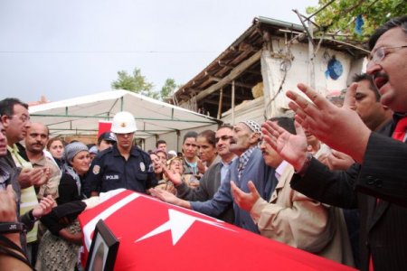 Şehit polis Kılıç, göz yaşları içinde toprağa verildi