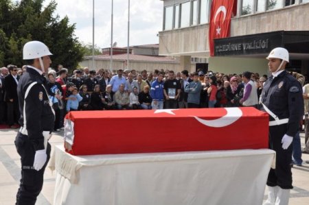 Şehit Polis Memuru Gökmen Şimşek, Gözyaşlarıyla Son Yolculuğuna Uğurlandı