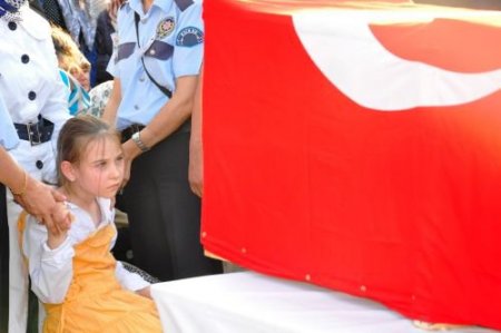 Şehit Polis Memuru Gözyaşları Arasında Toprağa Verildi