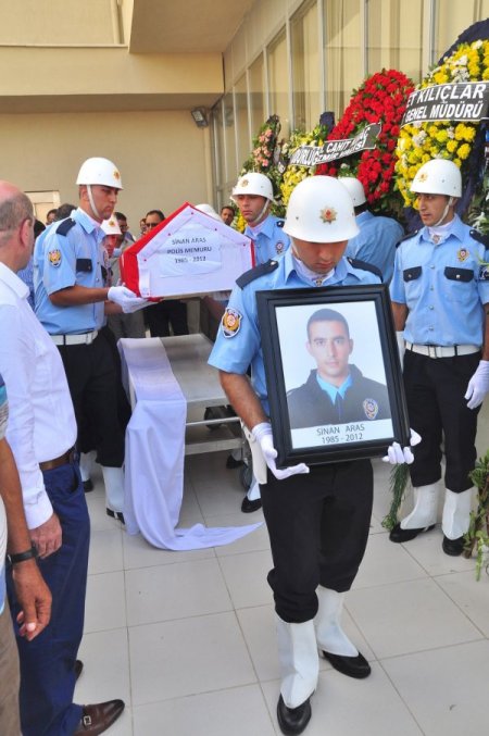 Şehit polis toprağa verildi