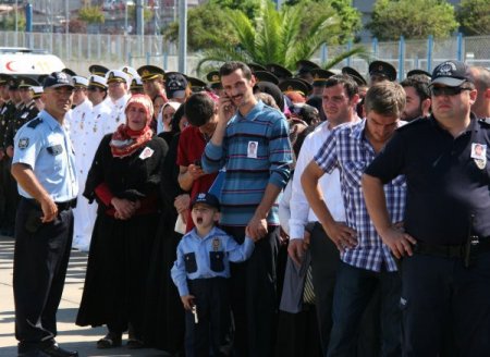 Şehit polisi karşılamada gerginlik