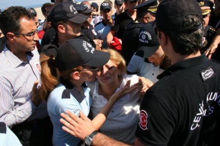 Şehit polisi karşılamada gerginlik