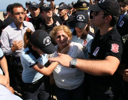 Şehit polisi karşılamada gerginlik