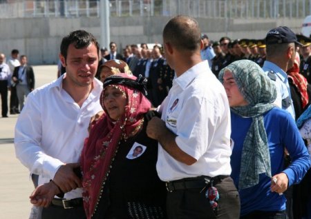 Şehit polisi karşılamada gerginlik