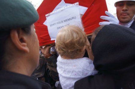 Şehit polisin 6 aylık kızı babasının tabutuna son kez dokundu