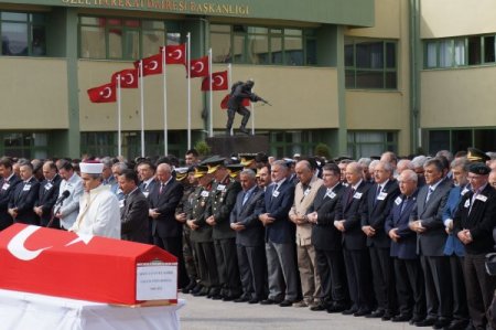 Şehit polisin 6 aylık kızı babasının tabutuna son kez dokundu