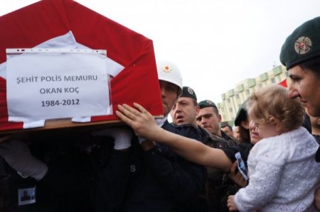 Şehit polisin 6 aylık kızı babasının tabutuna son kez dokundu