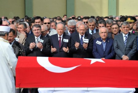 Şehit polisin 6 aylık kızı babasının tabutuna son kez dokundu