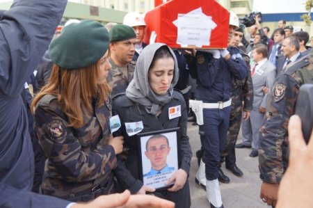 Şehit polisin 6 aylık kızı babasının tabutuna son kez dokundu