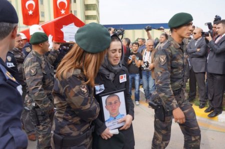 Şehit polisin 6 aylık kızı babasının tabutuna son kez dokundu