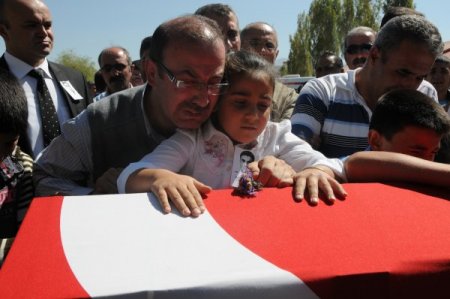 Şehit polisin ağabeyi teröre lanet okudu: Bende Kürdüm, devletin bekası esastır