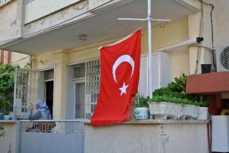 Şehit polisin baba evi bayraklarla donatıldı
