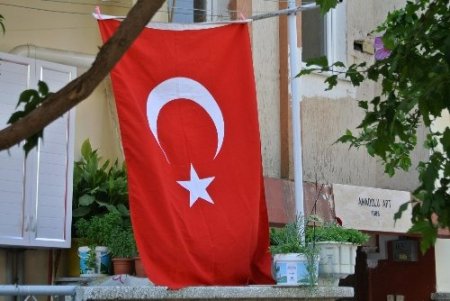 Şehit polisin baba evi bayraklarla donatıldı