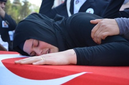 Şehit polisin cenazesi memleketine gözyaşlarıyla uğurlandı