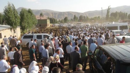 Şehit Polisin Cenazesi Türkçe, Kürtçe Ve Arapça Ağıtlarla Uğurlandı