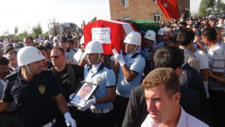 Şehit Polisin Cenazesi Türkçe, Kürtçe Ve Arapça Ağıtlarla Uğurlandı