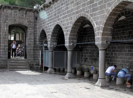 Şehit sahabe kabirlerinin çevresindeki çalışma, 5 yılda bir arpa boyu ilerledi