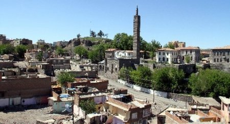 Şehit sahabe kabirlerinin çevresindeki çalışma, 5 yılda bir arpa boyu ilerledi