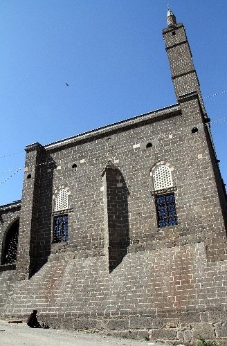 Şehit sahabe kabirlerinin çevresindeki çalışma, 5 yılda bir arpa boyu ilerledi